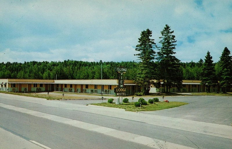 Chalet North Motel (Island View Lodge Motel) - Vintage Postcard (newer photo)